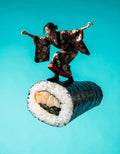 Heritage Walls – Kimono-Tänzerin auf der Sushi-Rolle